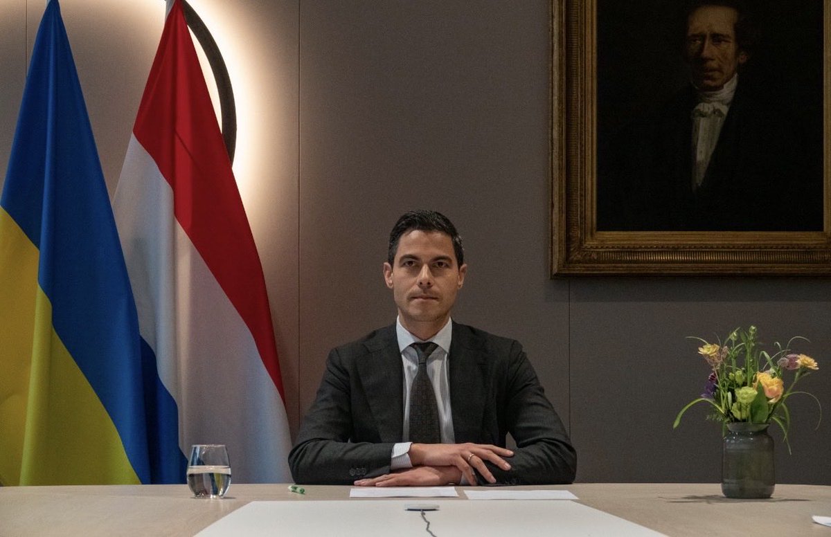 Op zich wel grappig dat Jetten, los van die ukr vlag, in een Hans Janmaat decor zit.