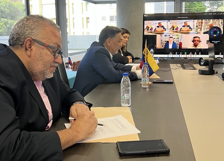 planwac's tweet photo. Hoy en la mañana tuvimos la oportunidad de participar en un foro en línea organizado por el Club Valdai, el tanque de pensamiento más importante de Rusia. Pudimos exponer y reflexionar en torno a la situación en Venezuela, las sanciones y la nueva etapa iniciada el 3 de enero pasado con la agresión militar a nuestro país.

Hablamos de la contención y la negociación como estrategia frente a la amenaza que persiste y en medio de una delicada y compleja etapa.

Dijimos entre otras cosas que: 
EE.UU intenta avanzar en su política de recolonización continental, transformando la política de asfixia económica (sanciones) y cambio de régimen.

El bloqueo se mantiene. Las sanciones no han sido levantadas y a febrero de 2026 están vigentes 1088 medidas coercitivas unilaterales y otras medidas restrictivas o punitivas.

EE. UU. usa la administración de las sanciones (licencias) como instrumento para  el control económico y político. 

La paradoja es que fue EE. UU. -bajo la primera presidencia de Donald Trump, el que se aisló voluntariamente del mercado energético venezolano a través del embargo decretado en 2019.

Ni Hugo Chávez ni Nicolás Maduro usaron el petróleo como arma política contra EE. UU. ni contra ningún país. Venezuela siempre ha estado abierta a la participación de empresas de todo el mundo en su sector energético.

Venezuela ha reformado su Ley de Hidrocarburos mediante una decisión soberana para estimular la participación de empresas de todo el mundo y del sector privado nacional en el desarrollo y explotación de sus vastas reservas de petróleo y gas.

La estrategia venezolana busca contener los impulsos militaristas en la región, proteger la paz y resolver las controversias con EE. UU. por la vía diplomática, el diálogo y la negociación. Y ello incluye la liberación del Presidente Nicolás Maduro y la primera dama, Cilia Flores-

Venezuela reafirma su derecho a mantener relaciones económicas con todas las naciones del mundo y con sus aliados estratégicos como los países BRICS.