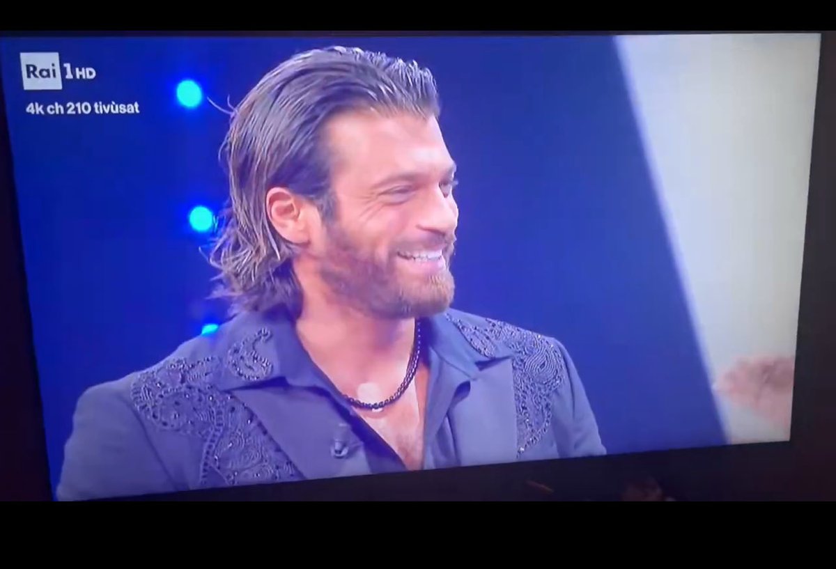 Mentre molto si chiedono chi veste Can Yaman per Sanremo, il mio quesito vero è: perché lo VESTONO?#Sanremo2026