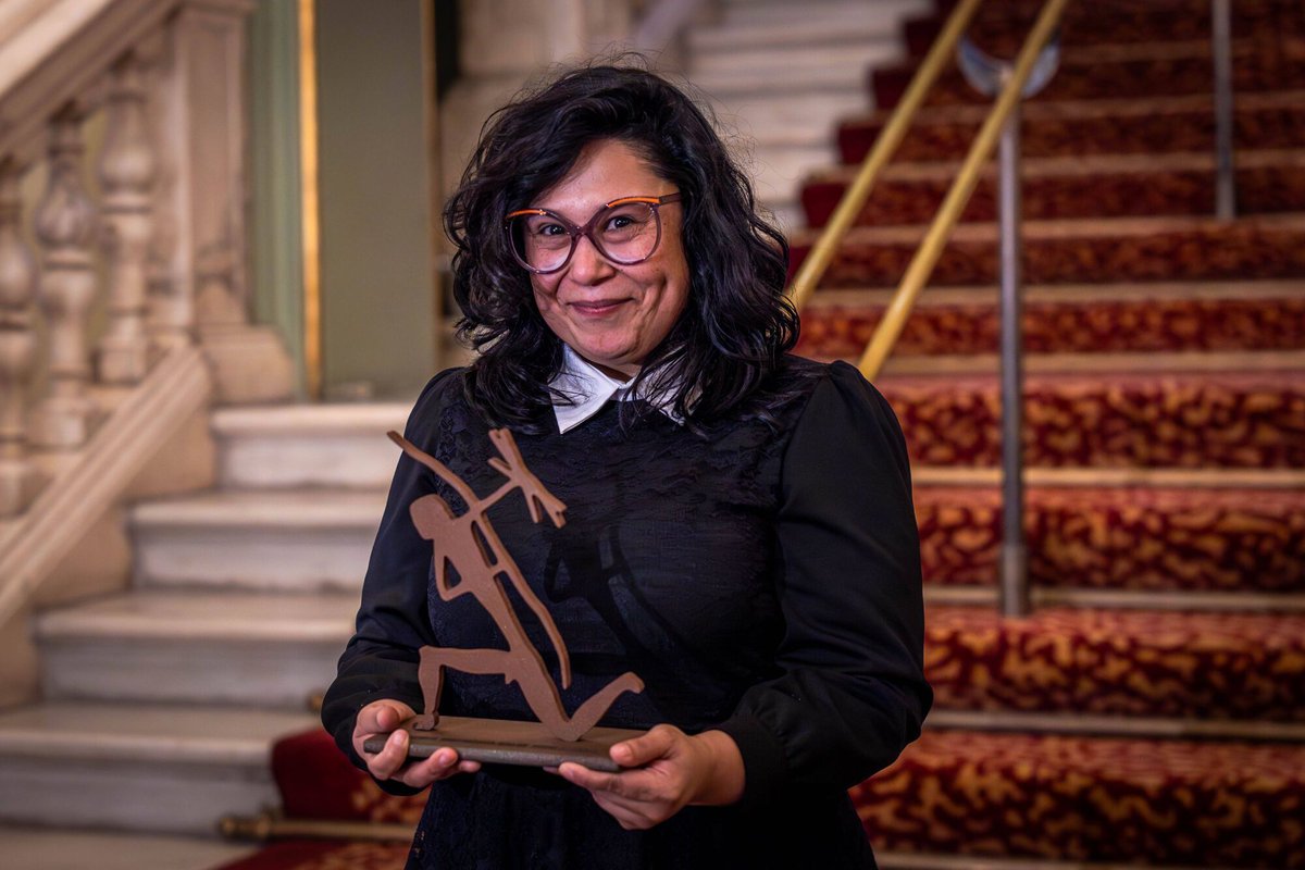 Elma Correa gana el Biblioteca Breve con una historia de amistad femenina y culpa en la frontera mexicana: "Estadísticamente no tendría que estar aquí" 

✍️ elperiodico.com/es/ocio-y-cult… 

📚 #CervantesRecomienda #Oviedo #Libros #Desde1921