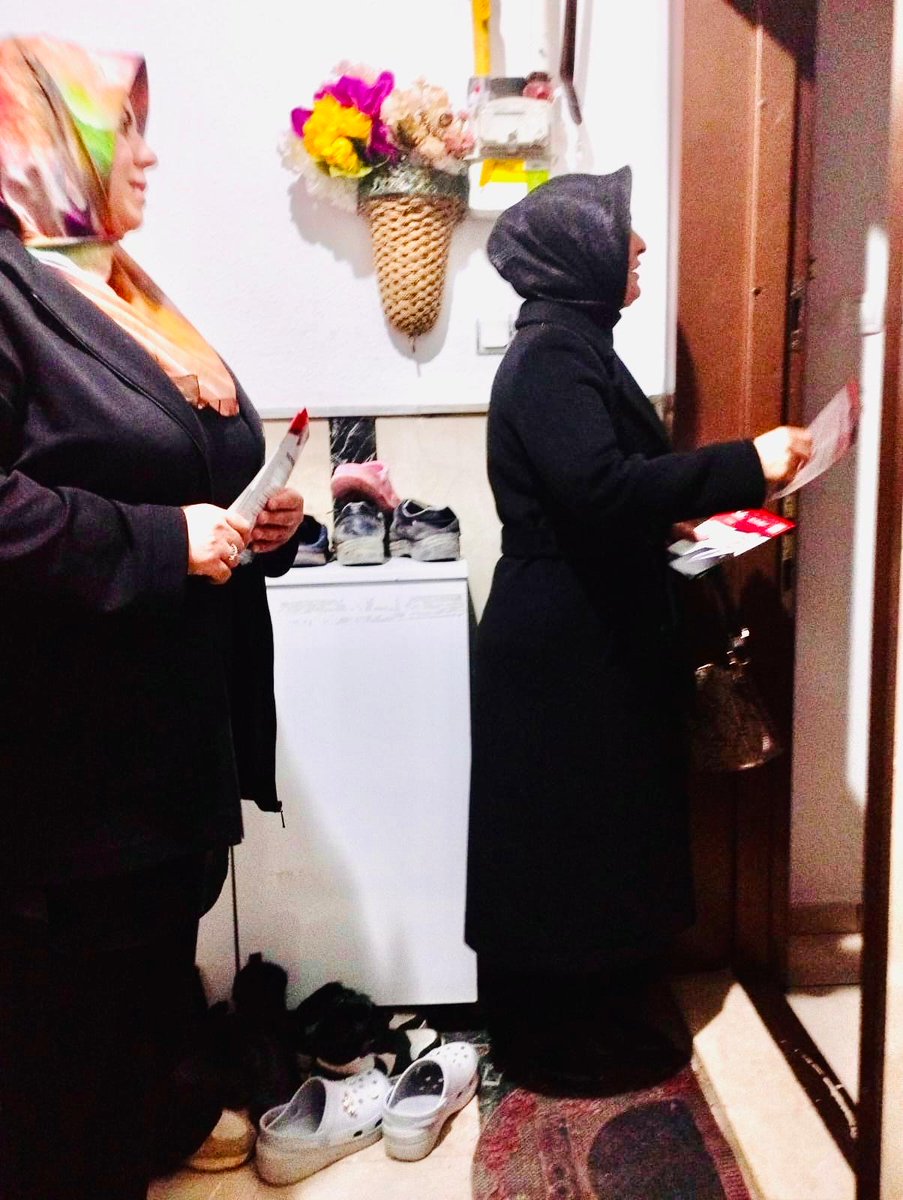 Elazığ Kadın Kolları olarak bu gün yine sahadaydık.Merkezde mahallelerimizde kapı taramaları yapıp,seçmen kardeşlerimizi evlerinde ziyaret ettik. 👍

#FatihErbakan 
#YenidenRefahPartisi 
#YenidenRefah 
#YenidenErbakan