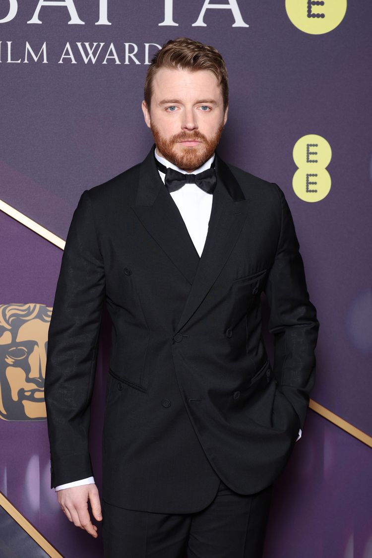JolieSoleil's tweet photo. ¿Por qué arruinan todo? Una nueva generación va a vivir con la idea de que este actor está estéticamente apto para personificar a Mr. Darcy. Todo pechudo como un pollo, al que seguro además le pusieron hombreras. ME TIENEN HARTA. Ojalá me equivoque. Ya bastante me irrita Emma Corrin con ese pelo espantoso.