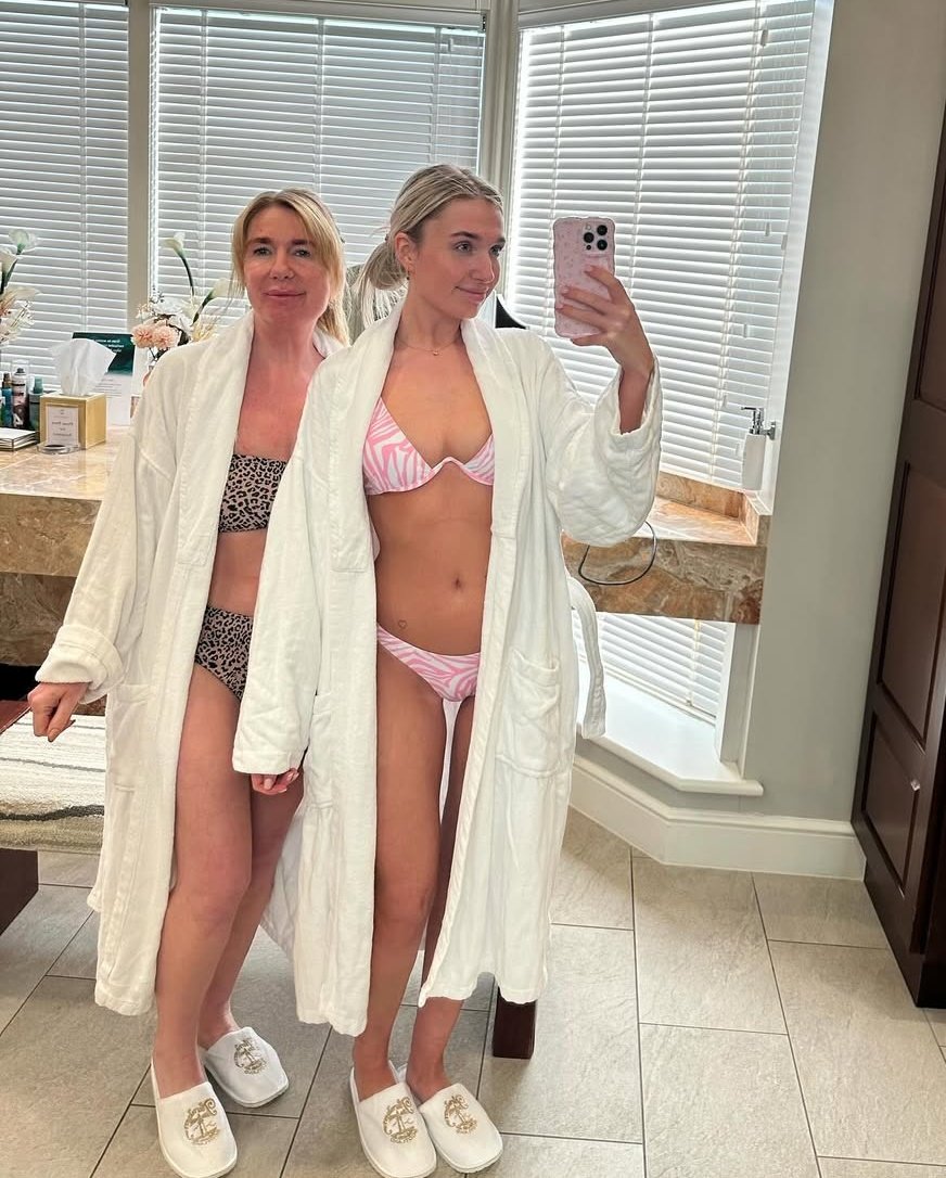 mother daughter tweet media