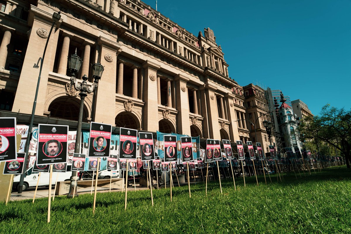 Reforma Laboral
Los trabajadores de la Justicia llevaron carteles denunciando 1x1 a los responsables de aprobarla.
La bronca corre por abajo.