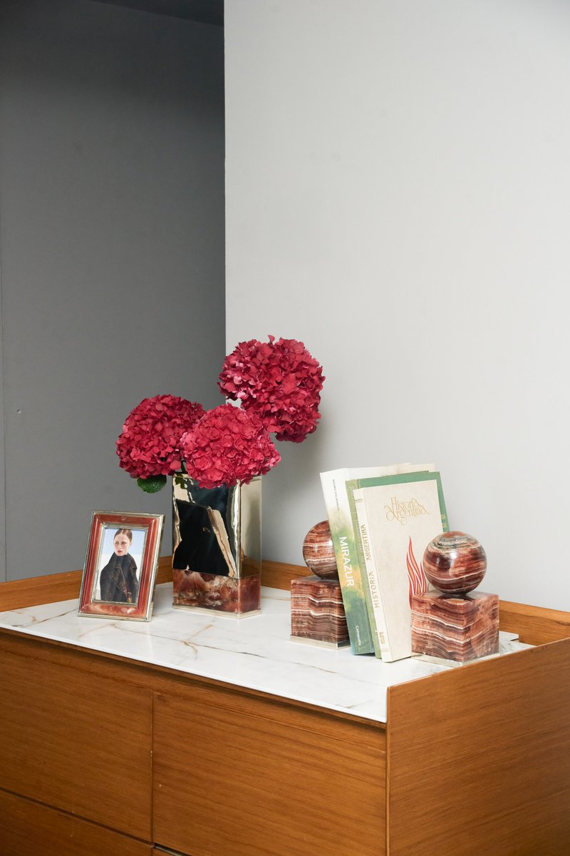 airedelsurstore's tweet image. A still moment.
Stone, wood, light.

Our Onyx Bordó collection transforms the ordinary into permanence — a vase, a frame, sculptural bookends.

Contemporary Argentine design rooted in craftsmanship.

#AireDelSur #airedelsurstudio #airedelsurstore