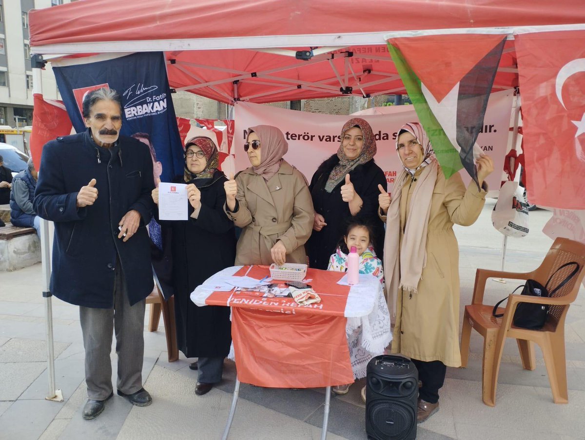 Elazığ Kadın Kolları olarak bu gün yine sahada Ptt meydanında standımızın başındaydık.Stantlarımıza bütün kardeşlerimizi  bekliyoruz.👍 

#FatihErbakan 
#YenidenRefahPartisi 
#YenidenRefah 
#YenidenErbakan