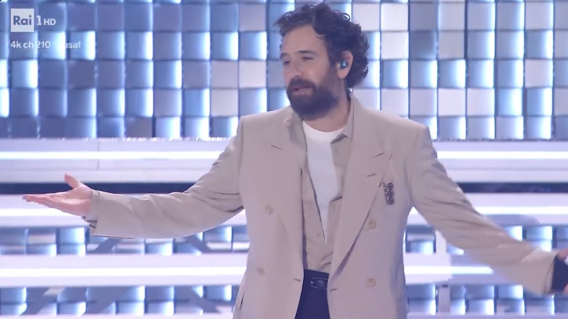 loloisweirdo's tweet photo. fan di Tommaso Paradiso dai tempi dei The Giornalisti, che bello vederlo sul palco di Sanremo #Sanremo2026 https://t.co/gMKz8IiSgV