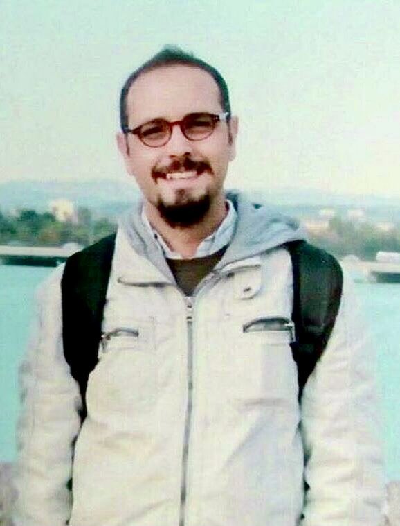 Bugün 25 Şubat. 

Tam 9 yıl önce bugün hocamız, dostumuz, yoldaşımız, barış imzacısı Mehmet Fatih Traş hayattan koparıldı.

#MehmetFatihTraş’ı unutmadık, asla unutmayacağız, unutturmayacağız!

Mücadelemiz hocamızın çalınan yaşam hakkının hesabını sormak içindir!