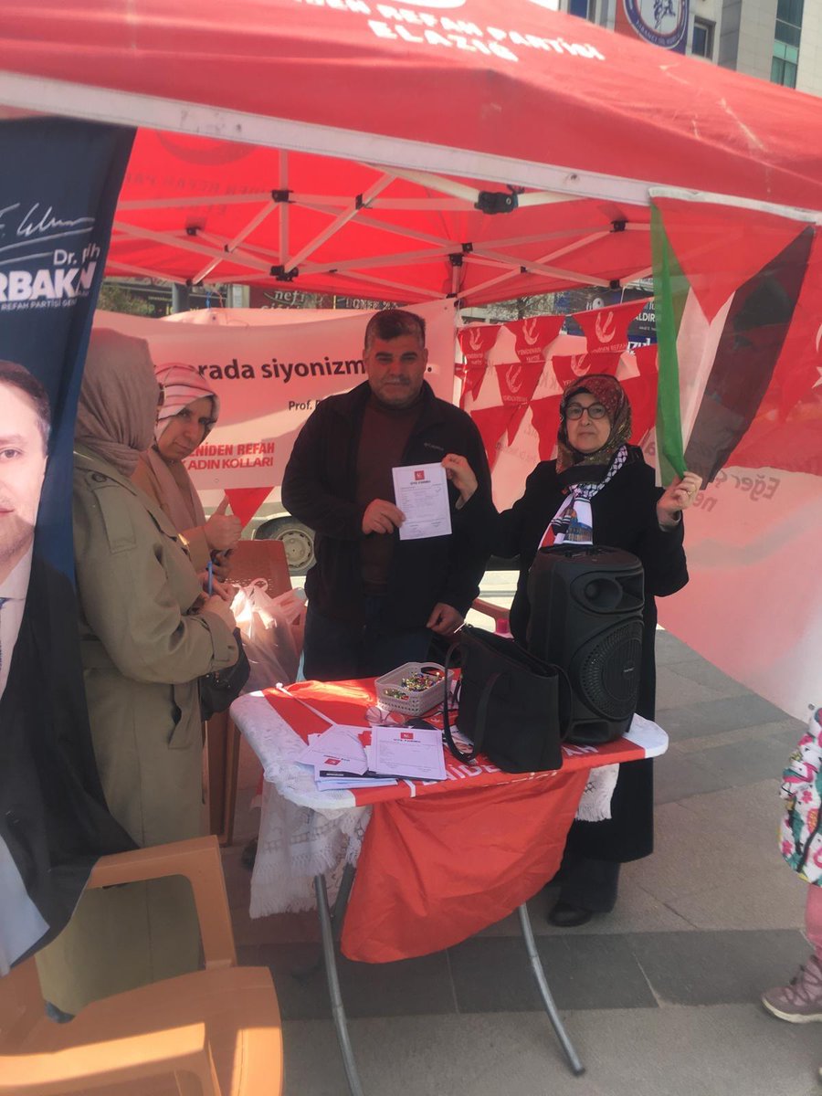 Elazığ Kadın Kolları olarak bu gün yine sahada Ptt meydanında standımızın başındaydık.Stantlarımıza bütün kardeşlerimizi  bekliyoruz.👍 

#FatihErbakan 
#YenidenRefahPartisi 
#YenidenRefah 
#YenidenErbakan