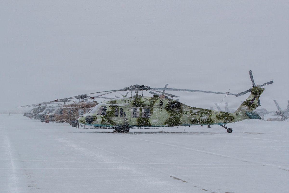 Roberto_yeager's tweet photo. Preciosa imagen de varios #Sikorsky MH-60S (extraoficialmente #Knighthawk) del #NAWDC (Naval Aviation Warfighting Development Center), durante una gran nevada en NAS Fallon (#USNavy photo by Gavin Graham) #MH60S https://t.co/q4CUYK8Tj4