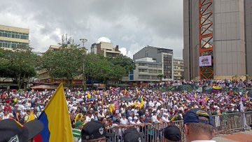 El candidato de las denuncias , el pobre güevón que no sabe quiénes son las farc .. lo que está es cagao. 
Colombia ya despertó ! No
Es si no mirar las convocatorias de Uribe y del tigre para saber que esos malparidos al poder no regresan !