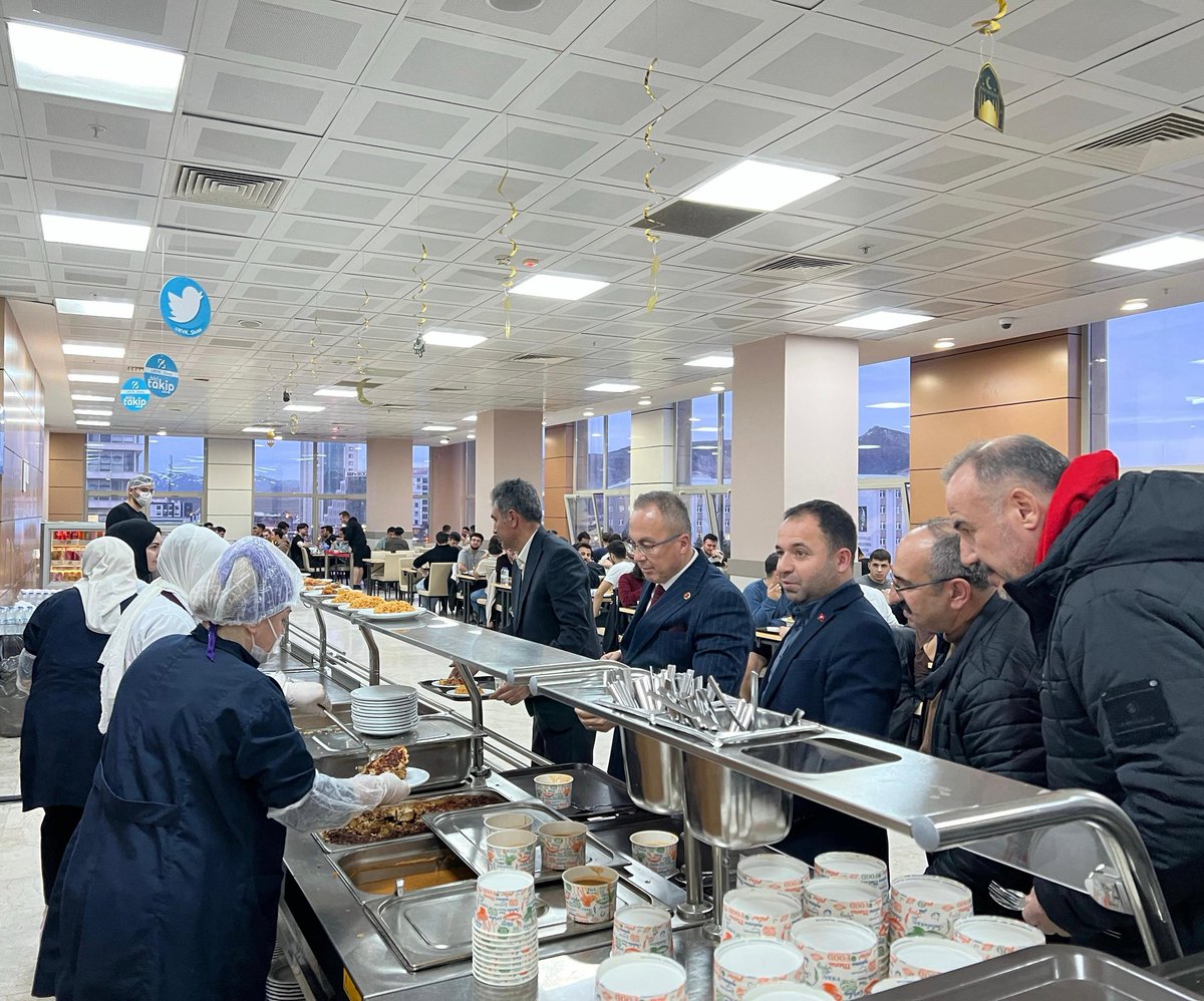 GSB_Sivas's tweet photo. Ramazan ayı dolayısıyla Kadı Burhaneddin yurdumuzda düzenlenen iftar programında İl Müdürümüz Şahin Ertem, öğrencilerimizle bir araya geldi. Hizmet ve şube müdürlerimiz de iftar sofrasında yer aldı.
Ramazan’ın paylaşma ve dayanışma ruhu hep birlikte yaşandı. https://t.co/BE9ngc23sU
