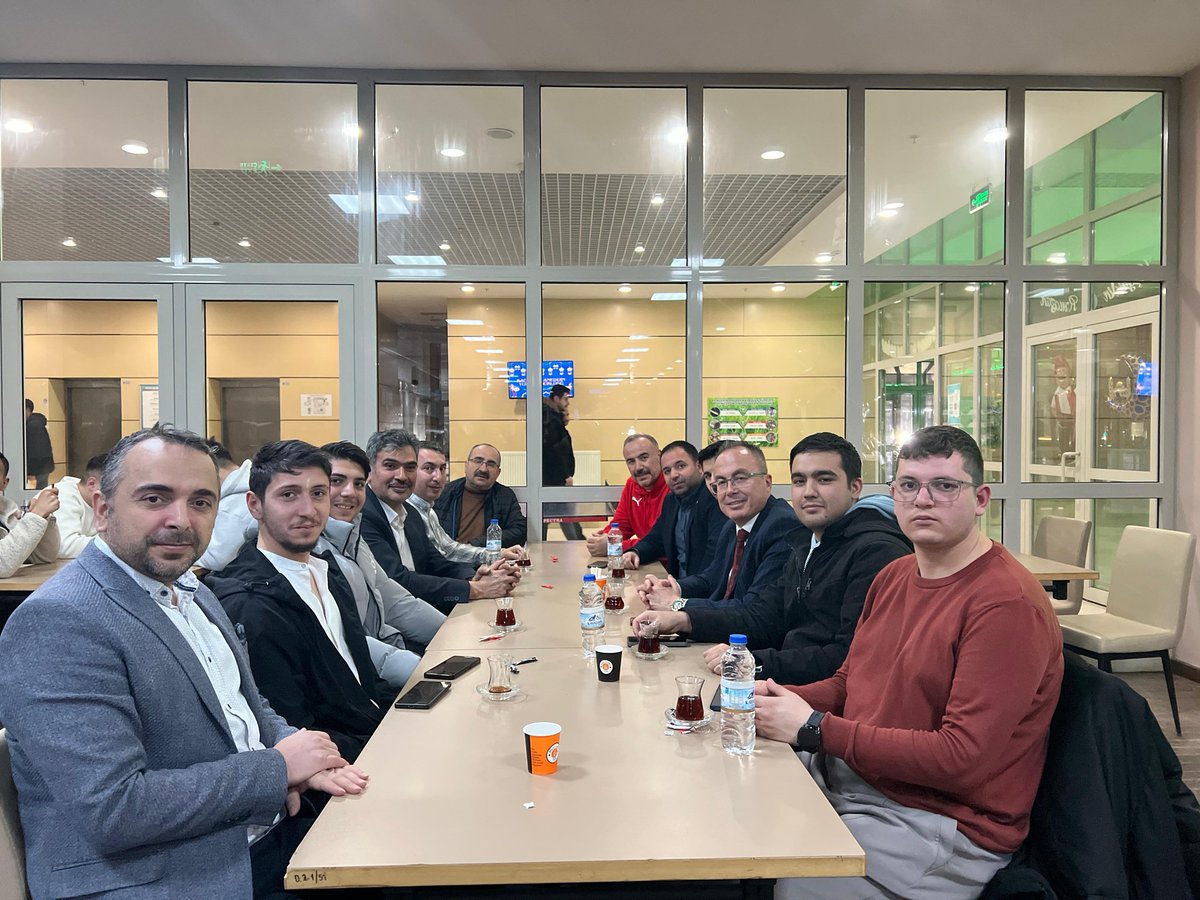 GSB_Sivas's tweet photo. Ramazan ayı dolayısıyla Kadı Burhaneddin yurdumuzda düzenlenen iftar programında İl Müdürümüz Şahin Ertem, öğrencilerimizle bir araya geldi. Hizmet ve şube müdürlerimiz de iftar sofrasında yer aldı.
Ramazan’ın paylaşma ve dayanışma ruhu hep birlikte yaşandı. https://t.co/BE9ngc23sU