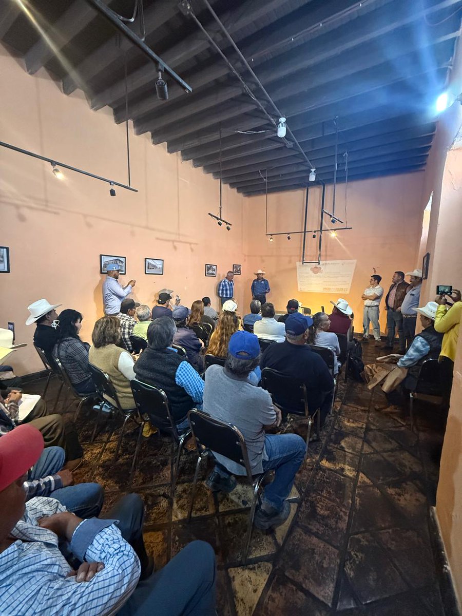 CONAFOR's tweet photo. Para acercar los apoyos de la CONAFOR al territorio, el equipo en #Coahuila se reunió en Parras de la Fuente y Viesca con 39 personas productoras rurales y profesionistas forestales (5 mujeres y 34 hombres). https://t.co/xV0PDVYAaC