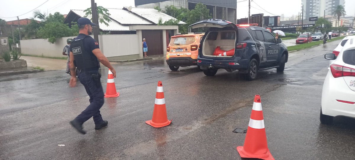 Bairros de Tubarão são atingidos por fortes chuvas na tarde desta terça-feira (24)

▶️tubarao.sc.gov.br/bairros-de-tub…

📷Bred Oliveira/PMT