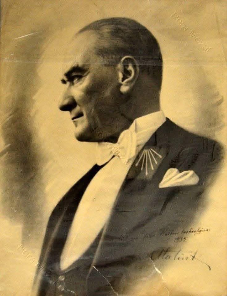 "Türkleri yenemedik..." dedi Churchill..!

"Türkleri öldürebilirsiniz lakin onları yenemezsiniz..." dedi Napolyon..!

"Bizans'ı alan Türkler korkarım orada durmayacaklar..." diyordu Vatikan'ın başı..!

"Savaşın zevkini almak isteyen herkes Türkler ile savaşmalıdır..." dedi