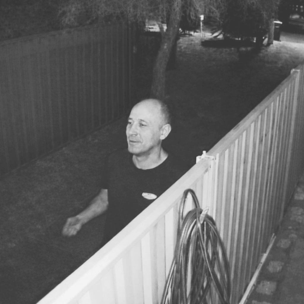 На безбедносни камери е забележан овој човек во близина каде што се отруени кучиња во Аеродром, каде што фрла нешто.

Дали е ова еден истакнат член на СДС?!