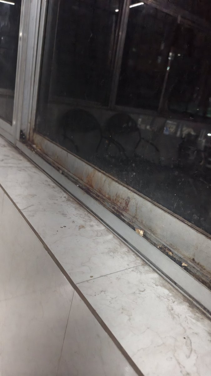 sandhya6138's tweet photo. Paediatric ward: VIMSAR Burla
The condition of this pediatric ward is extremely disturbing:
• Paan and gutkha stains on windows
• Dust and dirt throughout the ward
• Foul-smelling, unhygienic washroom
• Lights not allowed to be dimmed, 
depriving sick children of rest. https://t.co/2WN3PR4PAr