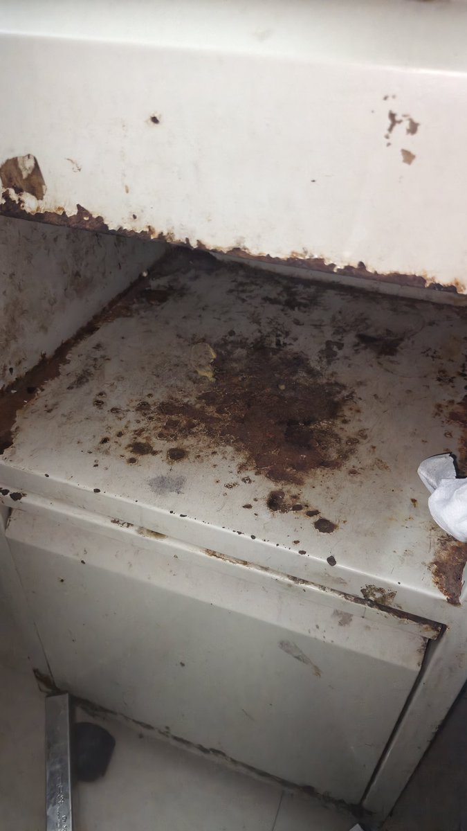 sandhya6138's tweet photo. Paediatric ward: VIMSAR Burla
The condition of this pediatric ward is extremely disturbing:
• Paan and gutkha stains on windows
• Dust and dirt throughout the ward
• Foul-smelling, unhygienic washroom
• Lights not allowed to be dimmed, 
depriving sick children of rest. https://t.co/2WN3PR4PAr