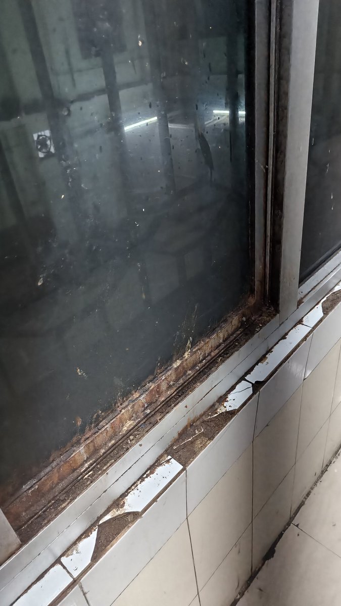 sandhya6138's tweet photo. Paediatric ward: VIMSAR Burla
The condition of this pediatric ward is extremely disturbing:
• Paan and gutkha stains on windows
• Dust and dirt throughout the ward
• Foul-smelling, unhygienic washroom
• Lights not allowed to be dimmed, 
depriving sick children of rest. https://t.co/2WN3PR4PAr