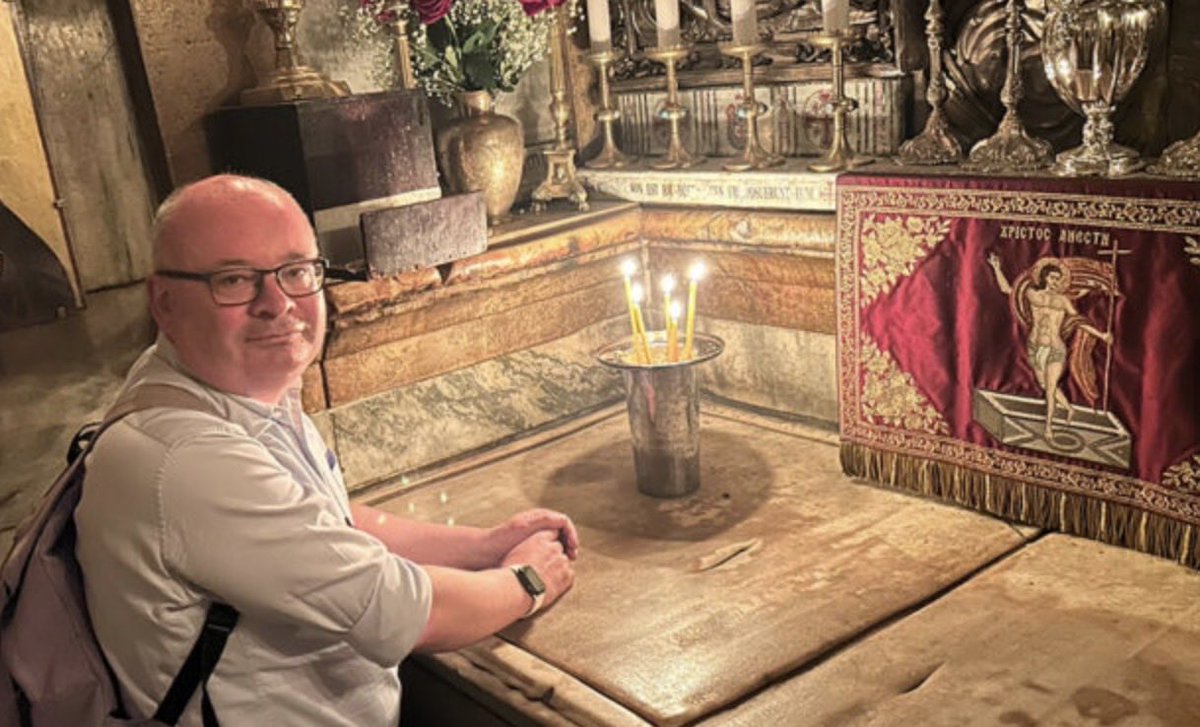 Euros2020's tweet photo. @BigPaulieDoyle @MichaelPTKelly @IrishCathNews Your on their current front page getting brutally frame mogged by some dude on a tapestry https://t.co/wSWCRKXgdL