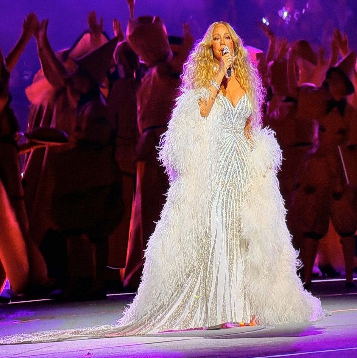 ale_ciMM_RR's tweet photo. E la perversione di “Lo sai che i papaveri” cantata da #MariahCarrey con il gobbo alla cerimonia di apertura delle Olimpiadi delle minkiate che, modestamente, vincerò io.

#Sanremo2026 https://t.co/nJNEI685r0