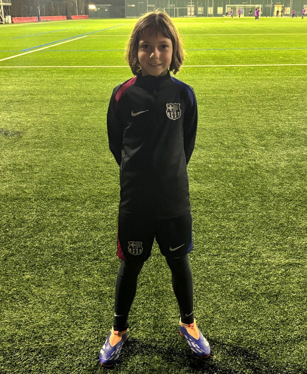 🚀 𝗧𝗔𝗟𝗘𝗡𝗧𝗢 𝗤𝗨𝗘 𝗦𝗜𝗚𝗨𝗘 𝗗𝗔𝗡𝗗𝗢 𝗣𝗔𝗦𝗢𝗦

Lucía, del Benjamín A, ha tenido la oportunidad de entrenar con el FC Barcelona. Una experiencia muy especial que reconoce su trabajo, ilusión y evolución diaria.

Orgullosas de verla crecer.

#SoydelaGuine🇸🇪 | #Futfem