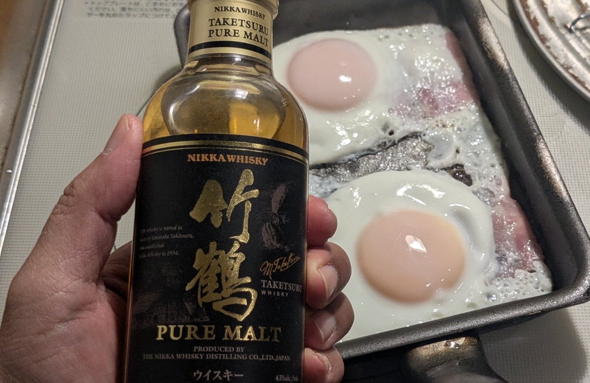 アサトク （マッサンが流行ってた頃に買った）竹鶴のミニボトルを持っ