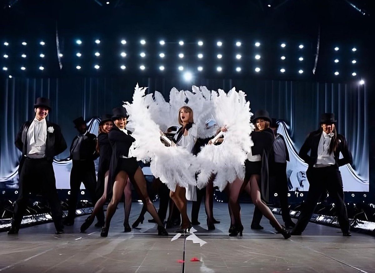 fearlvess's tweet photo. elettra amore tu sei LA SHOWGIRL taylor swift insegna!!! #Sanremo2026 https://t.co/RAkDwmygyx