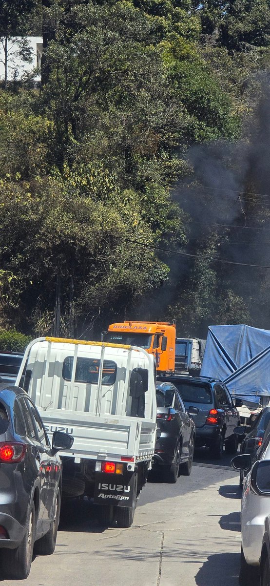 Es urgente que se controlen más las emisiones de los vehículos en Guatemala, es ridículo que estos carros y camiones puedan dejar nubes de humo negeo por donde pasan