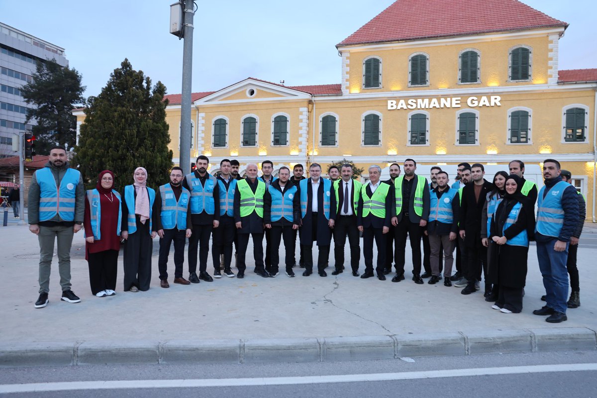 akgenclikizmir's tweet photo. 📍KONAK 

İl Başkanımız Sn. Bilal Saygılı’nın katılımlarıyla İftara Beş Kala programını gerçekleştirdik.
İftara beş kala vatandaşlarımıza yetiştik; Ramazan’ın bereketini, paylaşmanın ve dayanışmanın ruhunu hep birlikte yaşadık. https://t.co/pkp97PUtq3