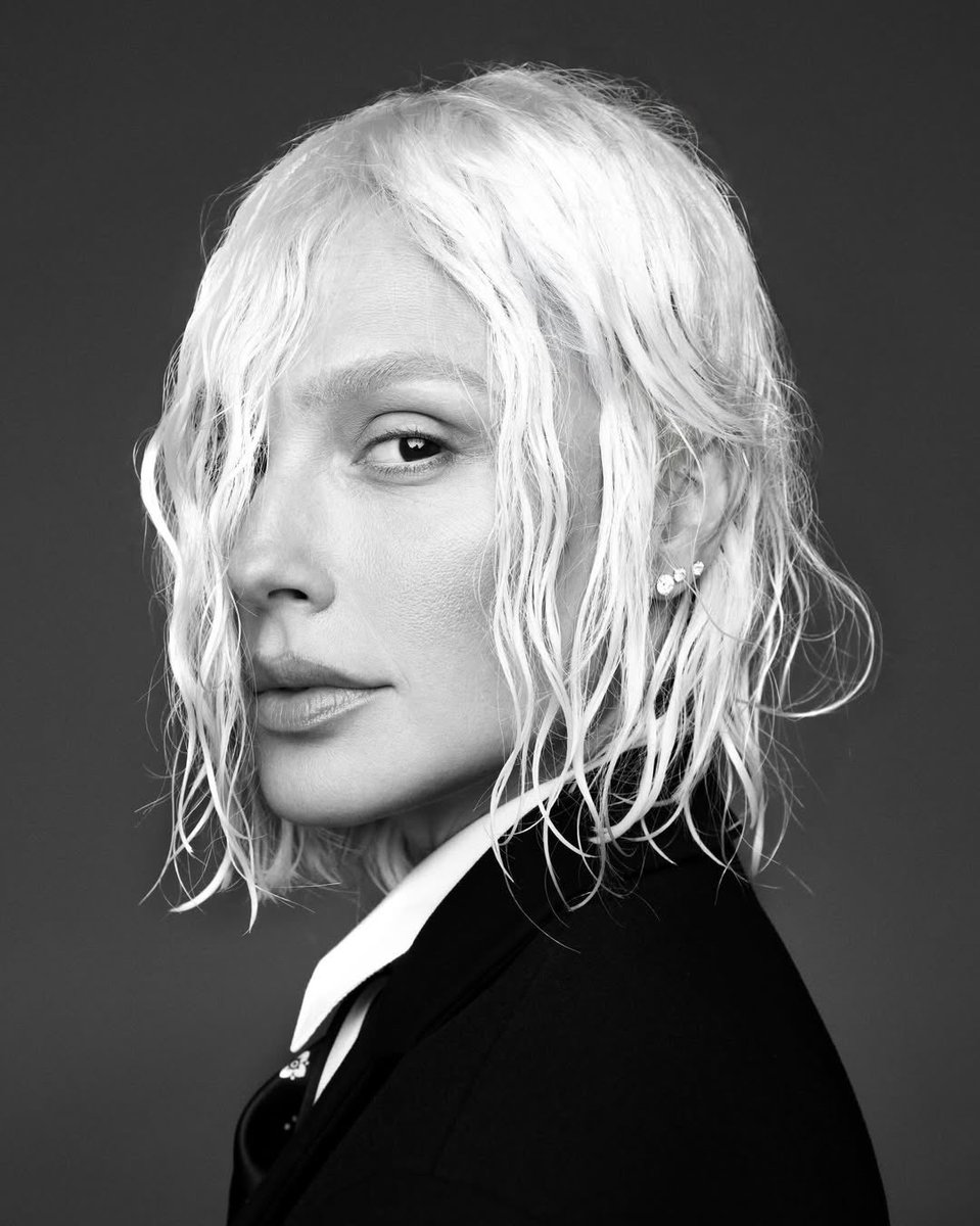 Gal Gadot stuns with her new blonde look 🤍