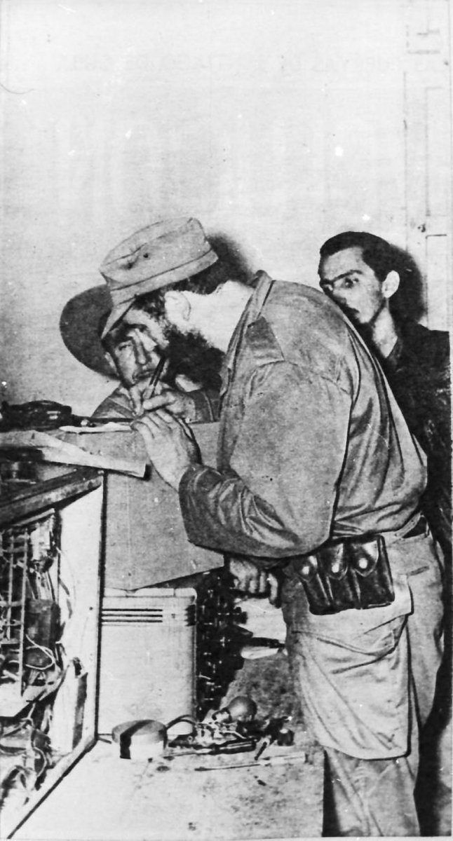 🇨🇺| #Fidel sobre la emisora Radio Rebelde:

"Es muy importante señalar un principio básico en la historia de esta estación, y es el principio de que allí nunca se dijo una mentira, allí nunca se exageró siquiera una noticia".

📎|presidencia.gob.cu/es/noticias/ra…