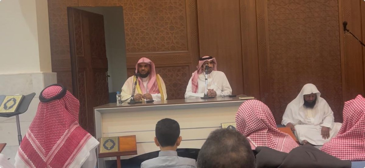 بالتعاون مع جامع عثمان الرشيد  #جمعية_شامخ تنظم برنامج توعوي بعنوان التربية في زمن التغييرات ، حيث شمل محاضرة قدمها  د. محمد بن عبدالله النايل ومسابقة وجوائز للحضور ،