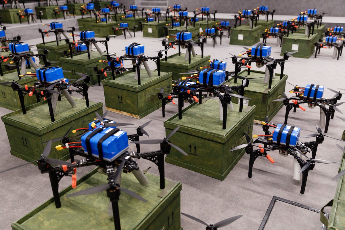 Юрій БІРЮКОВ:

ФПВ зі скидом — новеньке для нас, а тому цікаве. Специфічний дрон для специфічних завдань: 4 кілограми на 10 км, а потім повертається за новим вантажем. 

Але я не про них зараз...

ПОРОШЕНКО сьогодні озвучив досить приголомшливу інформацію — ФОНД забезпечив