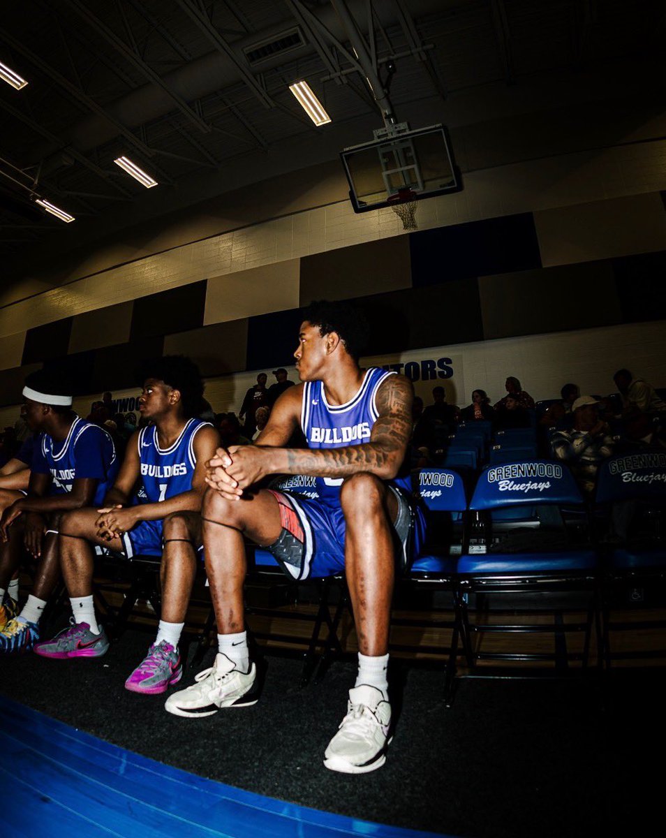 FayBulldogsBB's tweet photo. One last time in Bulldog Arena tonight for our 7 seniors!! ๐ถ๐๏ธ
7:30 vs Southside
#23 - @23Djthebeast
Favorite #Purple memory:
Reaching 1k points in my career
Advice to #FutureDogs:
Trust God and anything is possible
#PurpleDNA ๐ถ๐
#EverythingMatters ๐ https://t.co/5wPjaX9qFT