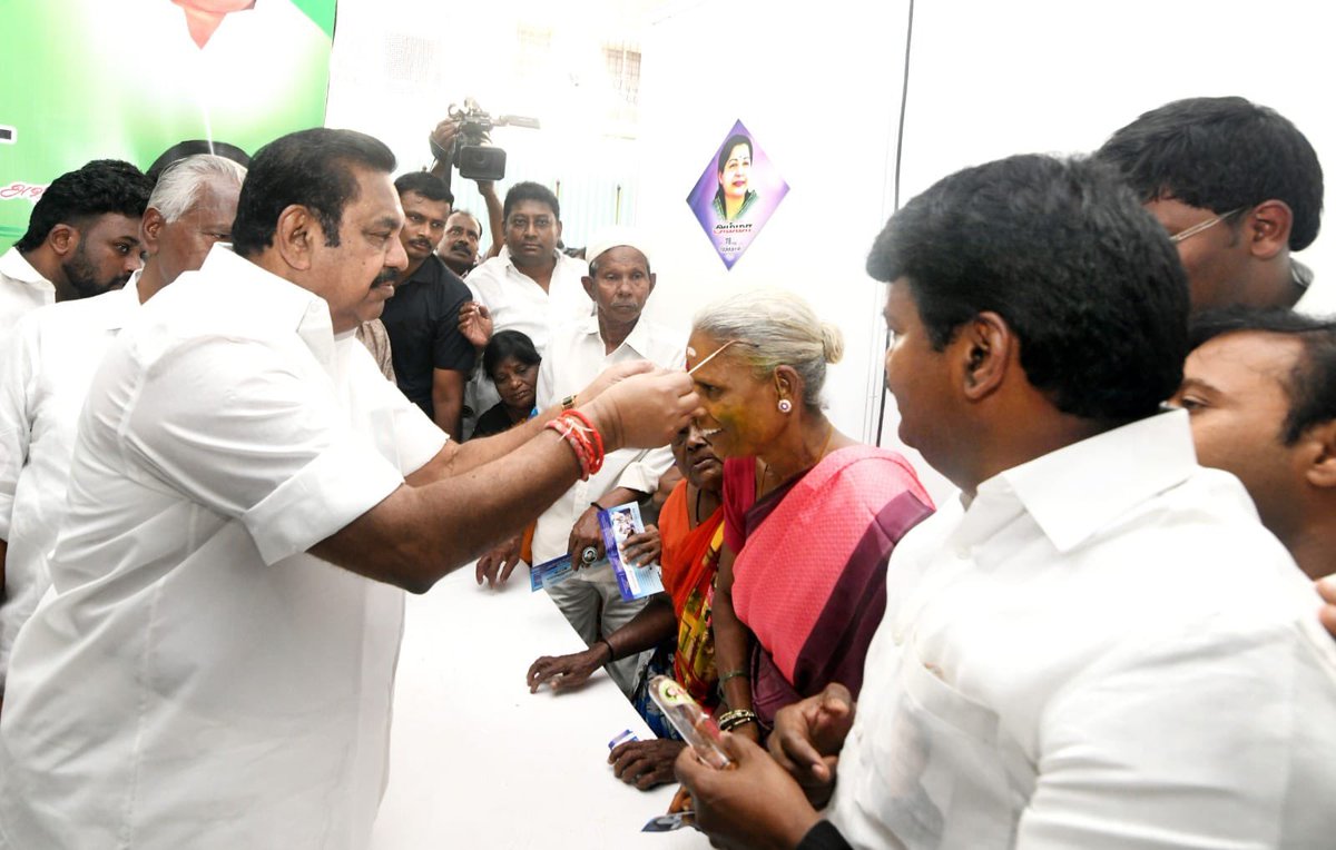AIADMKITWINGOFL's tweet photo. மாண்புமிகு கழகப் பொதுச்செயலாளர் புரட்சித் தமிழர் @EPSTamilNadu அவர்கள் 

கழக உடன்பிறப்புகளும், பொதுமக்களும் பயன்பெறும் வகையில், கழக அமைப்புச் செயலாளரும், புதுக்கோட்டை வடக்கு மாவட்டக் கழகச் செயலாளரும், முன்னாள் அமைச்சருமான @Vijayabaskarofl அவர்களால் ஏற்பாடு செய்யப்பட்டிருந்த மருத்துவ முகாமை துவக்கி வைத்தார்.

#என்றென்றும்_அம்மா