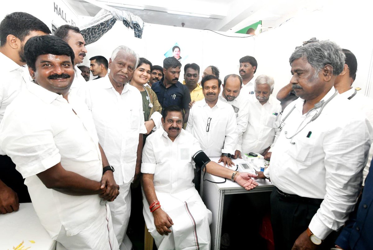 AIADMKITWINGOFL's tweet photo. மாண்புமிகு கழகப் பொதுச்செயலாளர் புரட்சித் தமிழர் @EPSTamilNadu அவர்கள் 

கழக உடன்பிறப்புகளும், பொதுமக்களும் பயன்பெறும் வகையில், கழக அமைப்புச் செயலாளரும், புதுக்கோட்டை வடக்கு மாவட்டக் கழகச் செயலாளரும், முன்னாள் அமைச்சருமான @Vijayabaskarofl அவர்களால் ஏற்பாடு செய்யப்பட்டிருந்த மருத்துவ முகாமை துவக்கி வைத்தார்.

#என்றென்றும்_அம்மா