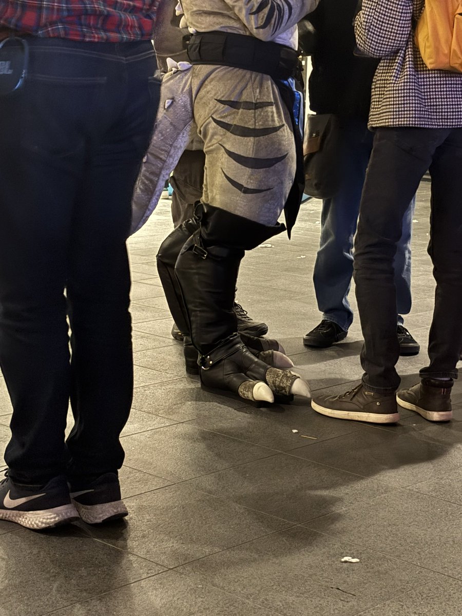 Can we just appreciate these boots… I want a set for my suit!