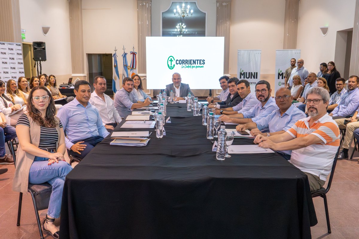 claudiopolich's tweet photo. Tuvimos la primera reunión de gabinete junto a secretarios, subsecretarios y directores generales. Con ejes centrales como el orden de los recursos, la innovación tecnológica, el trabajo en equipo y el cuidado de los agentes, ¡vamos por #LaCiudadQueQueremos! 💪 https://t.co/OhwZcwgl14
