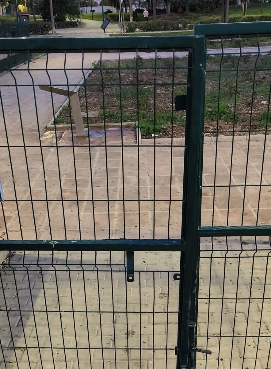 Tomen nota esta puerta la rompieron con la escabadora Parques y jardines
Y no la arreglan!
De vergüenza 
El dia que se escape un perro seguro que nos multan para eso si estan
en <a href="/malaga/">Ciudad de Málaga</a>