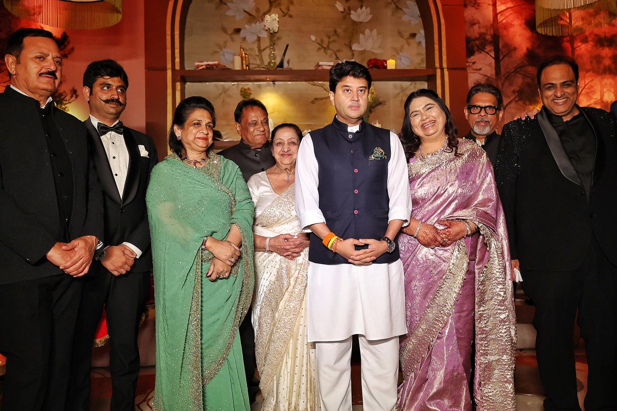 केंद्रीय मंत्री श्री <a href="/JM_Scindia/">Jyotiraditya M. Scindia</a> जी ने आज इंदौर में देवास विधायक राजमाता गायत्री राजे पवार जी की सुपुत्री एवं श्री विक्रम सिंह पवार जी की बहन कनिका राजे जी के विवाह समारोह में शामिल होकर परिवारजनों को आत्मीय शुभकामनाएँ प्रेषित कीं।

इस शुभ अवसर पर उन्होंने नवदंपति के सुखमय,