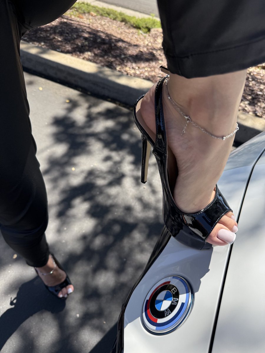 HighonHeels2's tweet image. A or B?
Huge welcome to @missheels0777! So glad to have you in the community. 🙌
Which pair are you feeling more? Tell us in the comments! 👠✨ #HighHeels #StyleBattle #ShoeAddict