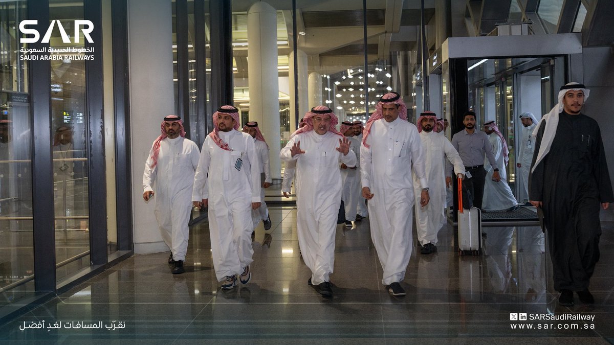 SARSaudiRailway's tweet photo. سعادة الرئيس التنفيذي @Almalikb يتابع جاهزية قطار الحرمين السريع خلال شهر رمضان 1447هـ، بما يضمن انسيابية الحركة، ويعزز كفاءة التشغيل، ويقدم تجربة تنقّل آمنة ومريحة لضيوف الرحمن

نقرّب المسافات لغدٍ أفضل https://t.co/epJ1b8vZkq