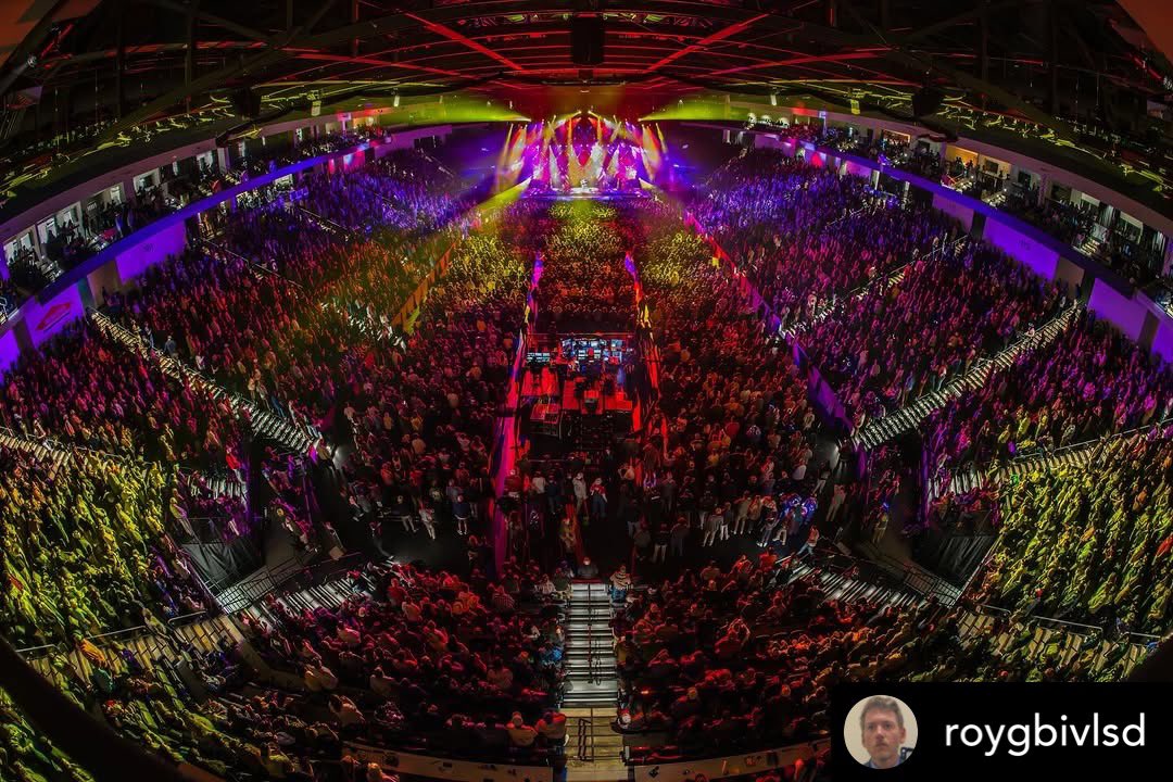 TheRobeWay's tweet photo. Taking our #TourShotTuesday back out with lighting designer Saxton Waller & his design for @BillyStrings using @Robelighting #iFORTE and #MegaPointe luminaires supplied by @BanditLites. (📸 Jesse Faatz)
#therobeway #banditlites #robelighting #concertlighting #concertphotography https://t.co/gm1d9LRGIZ