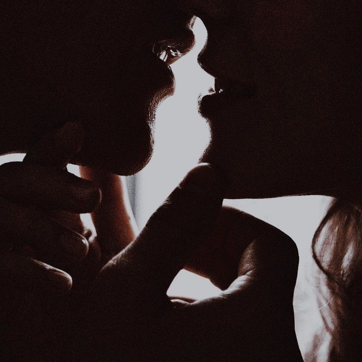 El deseo verdadero no toca la puerta;
irrumpe como lluvia espesa
y abre la carne desde adentro.

°𝐆𝐢𝐫𝐞á𝐧 𝐃𝐢 𝐋𝐮𝐜𝐚