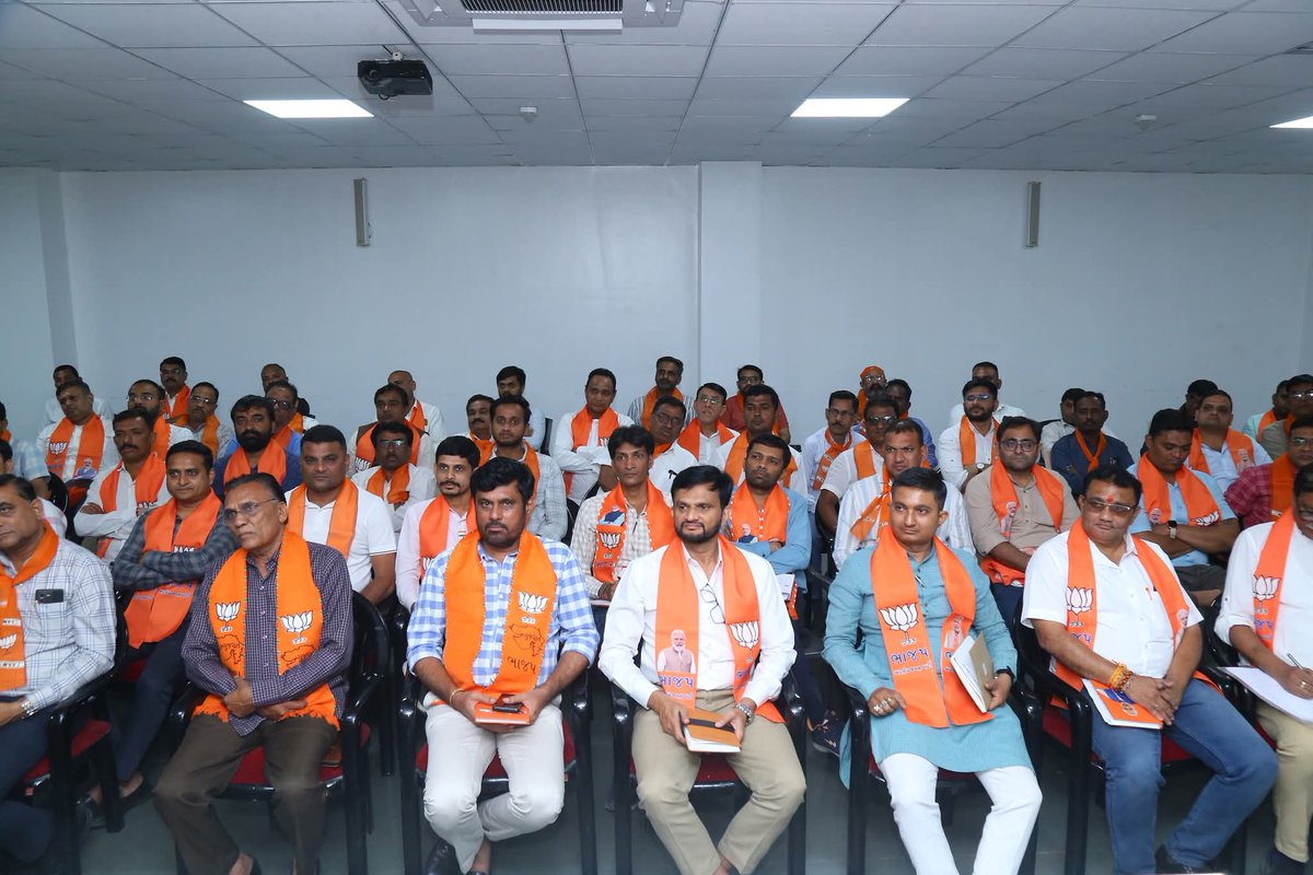આજરોજ સુરત મહાનગર કાર્યાલય ખાતે વોર્ડ પ્રમુખશ્રીઓ, પ્રભારીશ્રીઓ અને મહામંત્રીશ્રીઓની અગત્યની બેઠક યોજી. 

આ બેઠકમાં આગામી કાર્યક્રમો અને સંગઠનને વધુ મજબૂત બનાવવા અંગે વિસ્તૃત ચર્ચા કરી માર્ગદર્શન પૂરું પાડ્યું.