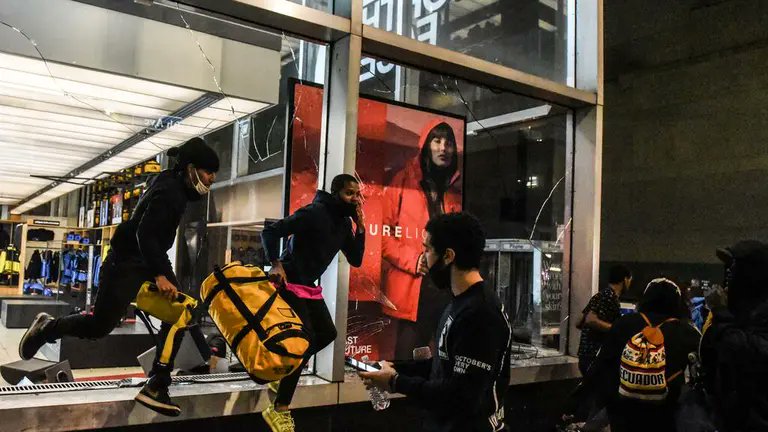 Sakura186097's tweet image. Solo faltaron los #Negros
Ya qué en Gringolandia son muy buenos #robando tiendas 🤣 🤣