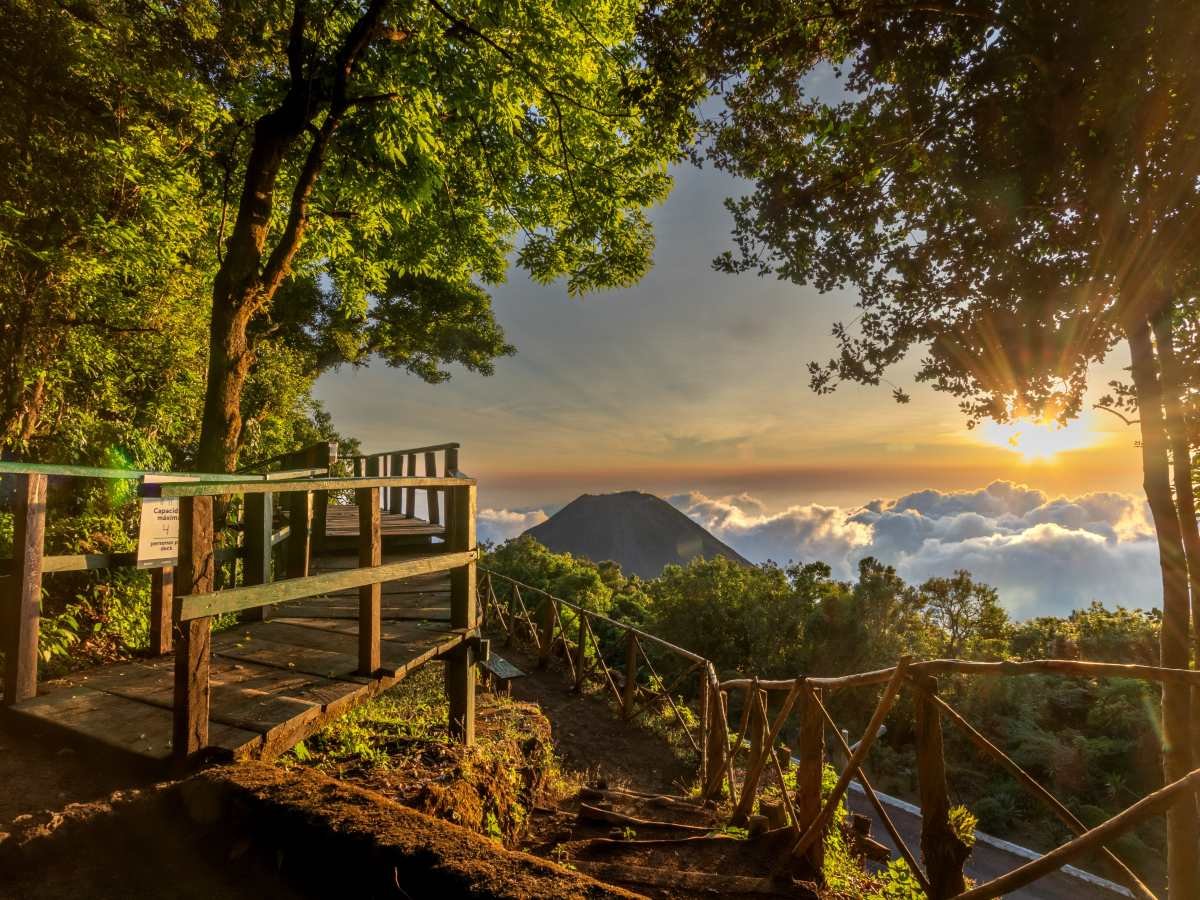 EL SALVADOR REGISTRA UN AUMENTO DEL 92 % EN TURISTAS INTERNACIONALES

El Salvador registró un aumento del 92 % en la llegada de turistas internacionales en comparación con 2019, posicionándose en el tercer lugar mundial entre los destinos con mayor expansión, según los datos más