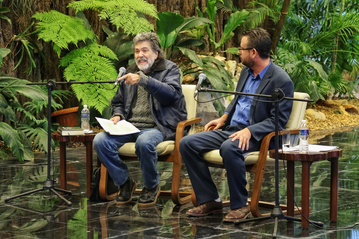 En el Palacio d la Rev, presenté las Obras Escogidas d Raúl. Nos acercan a su estatura como líder, como organizador, como ser humano, como educador. <a href="/DiazCanelB/">Miguel Díaz-Canel Bermúdez</a>  asegura en el prólogo q ofrece "una formidable guía d comportamiento ético en la acción revolucionaria".  #CubaVencerá